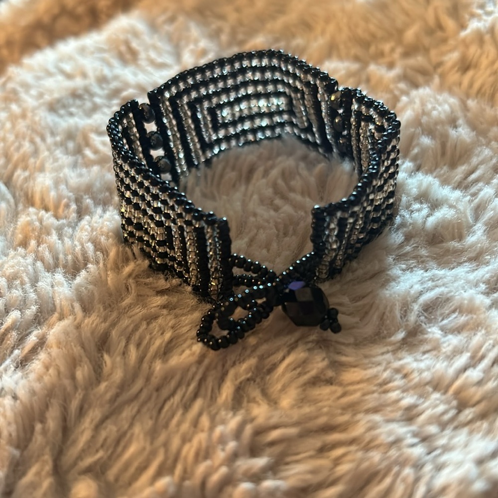 🔥NWT Guatemalan bracelet black and silver naturally dyed glass. 7.25”- 8” long.
